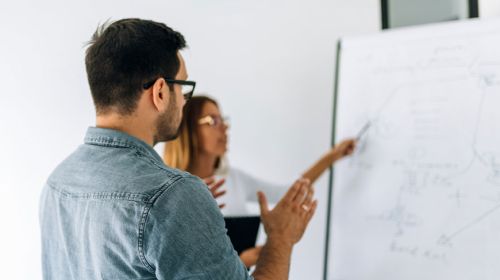 Armstrong - Blog - Expositivo, guiado o activo: ¿el mejor método de capacitación?